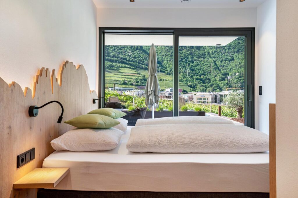 ERBACHER - LIVING NATURE, Anna's Garten Suite - Gemütliches Schlafzimmer mit großem Bett